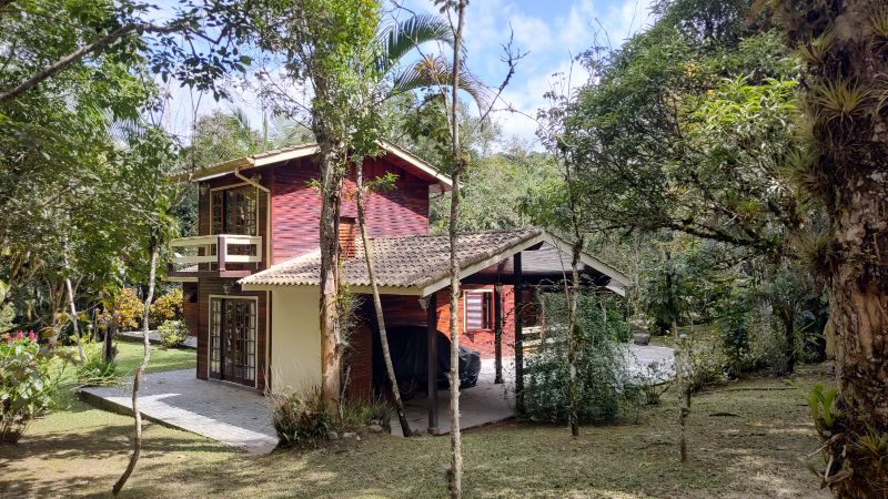 MARAVILHOSO SÍTIO COM PISCINA, LAGO E CASCATA