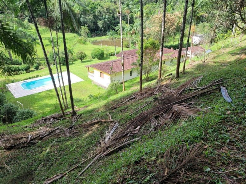 EXCELENTE CHÁCARA COM PISCINA E LAGOS 