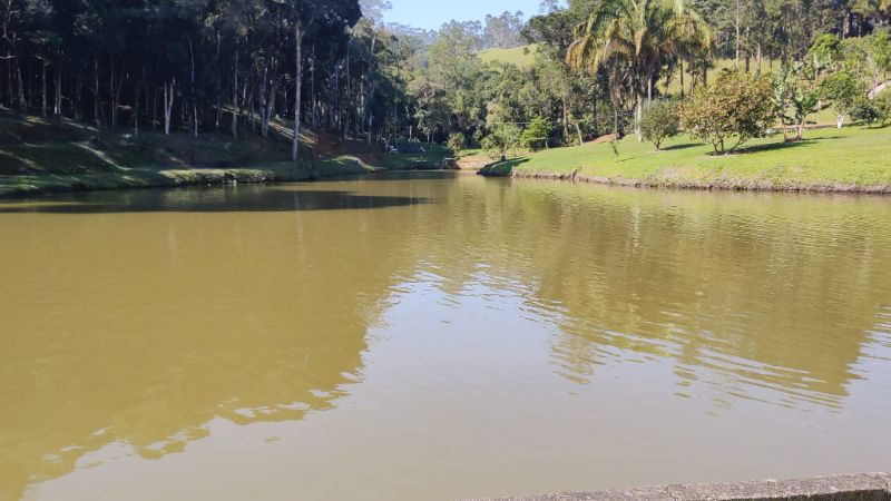 EXCELENTE CHÁCARA COM PISCINA E LAGOS