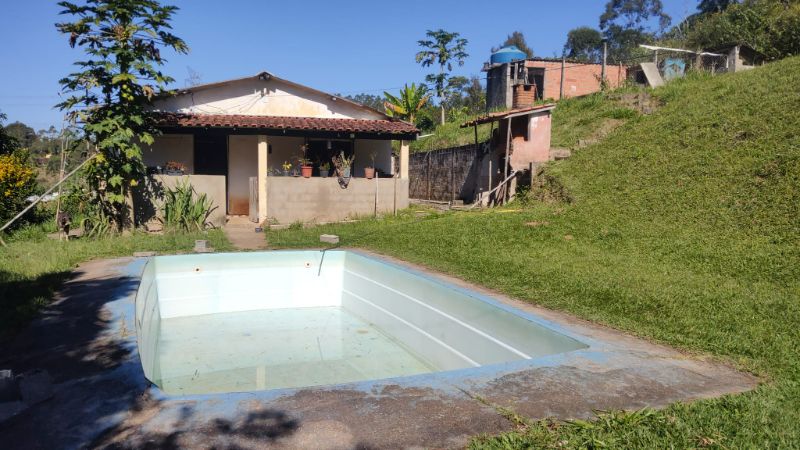 EXCELENTE CHÁCARA COM PISCINA E LAGO