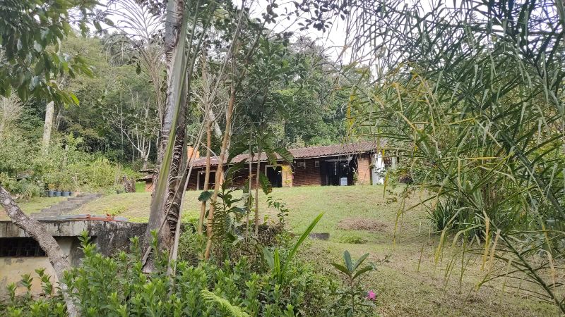 EXCELENTE SÍTIO COM PISCINA, NASCENTES E LAGO