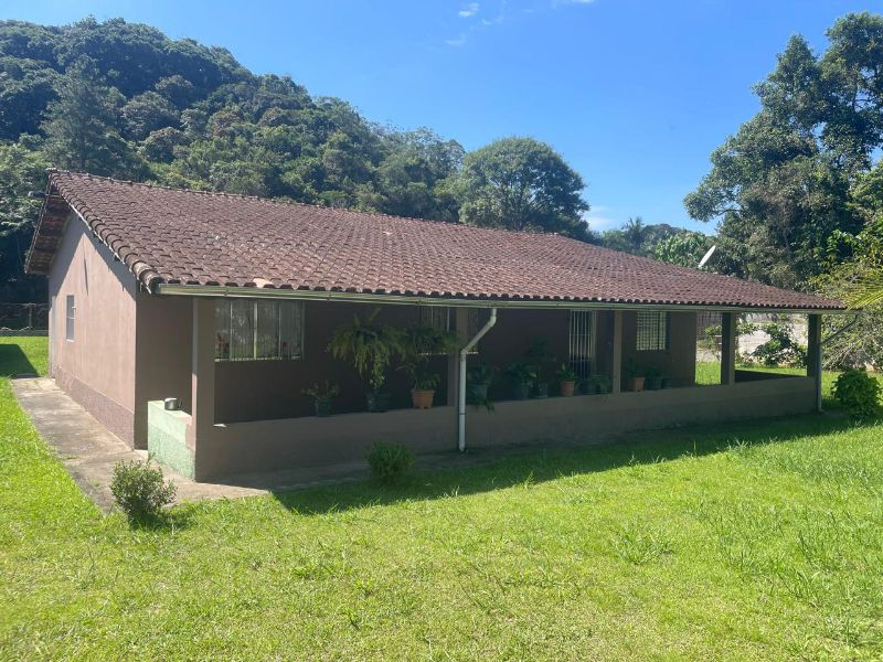 LINDA  CHACARA COM PISCINA E RIACHO NOS FUNDOS 