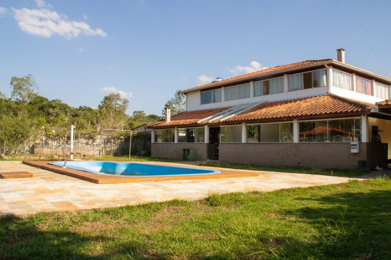 EXCELENTE CHÁCARA COM PISCINA E LAGO