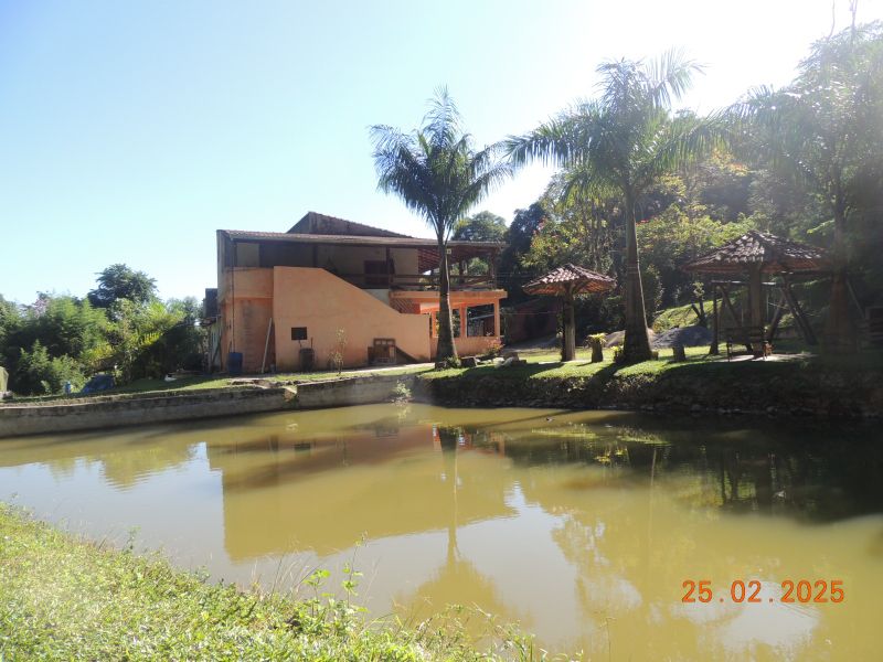 EXCELENTE CHÁCARA COM PISCINA E LAGO