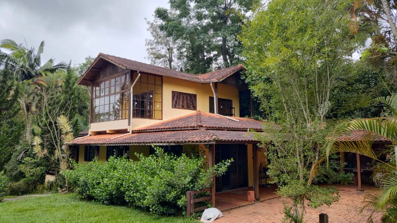 EXCELENTE CHÁCARA COM PISCINA E LAGO