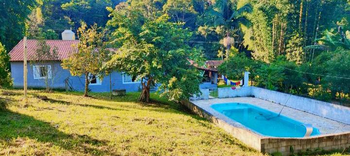 EXCELENTE CHÁCARA COM PISCINA, NASCENTE E LAGO