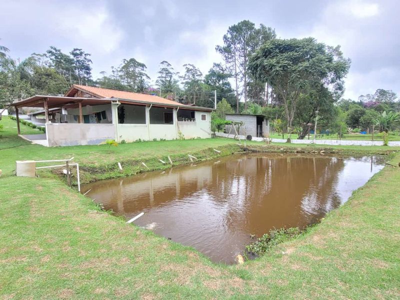 EXCELENTE CHÁCARA COM PISCINA E LAGO