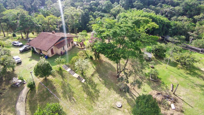 EXCELENTE CHÁCARA COM PISCINA , LAGOS E CÓRREGO